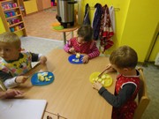 Kuchaři připravují bramborový salát